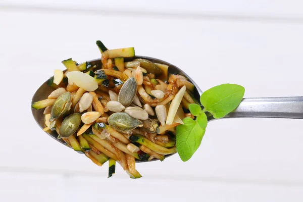 Salada de abobrinha com sementes — Fotografia de Stock