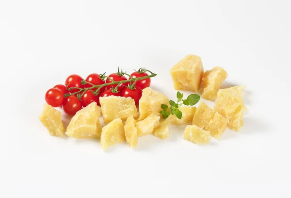 Parmesan und Kirschtomaten — Stockfoto