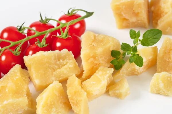 Сыр пармезан и помидоры черри — стоковое фото