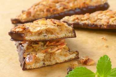 Üçgen Fındıklı kurabiye