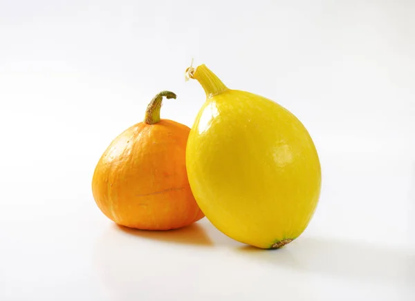 Orange och gula pumpor — Stockfoto