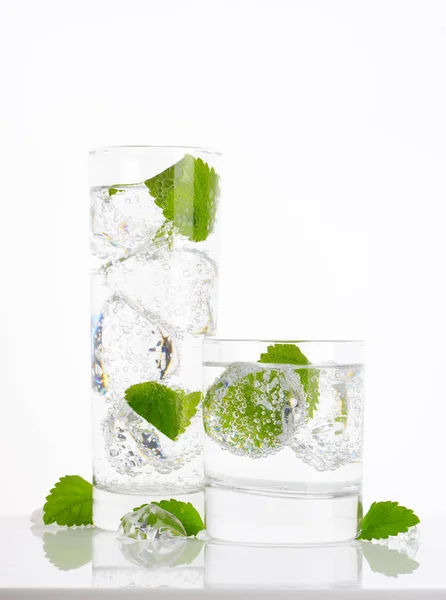 Koolzuurhoudende water met munt en ijs — Stockfoto