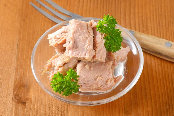Miski tuńczyka w puszkach — Zdjęcie stockowe