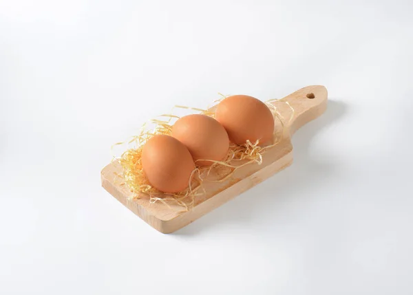 Bruin eieren en stro — Stockfoto
