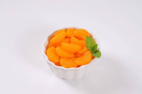 Миска консервированных мандаринов — стоковое фото