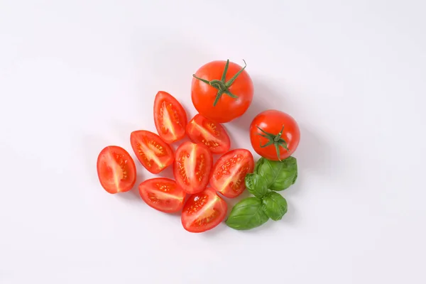 Pomidory całe i w plasterkach — Zdjęcie stockowe