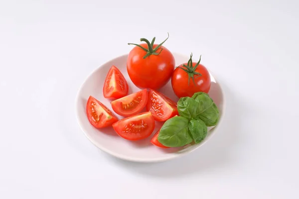 Tomates inteiros e em fatias — Fotografia de Stock