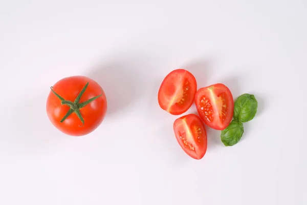 Whole and sliced tomatoes — Stock Photo, Image