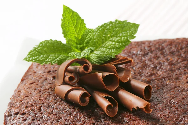 Brownie gegarneerd met chocolade krullen — Stockfoto