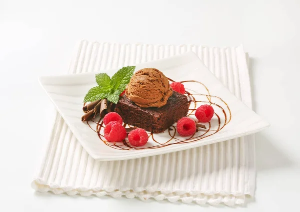 Brownie con helado y frambuesas — Foto de Stock