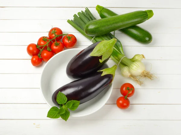 Verse aubergines, tomaten, courgette en lente-ui — Stockfoto