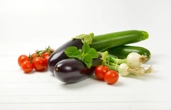 Berenjenas frescas, tomates, calabacines y cebolla de primavera —  Fotos de Stock