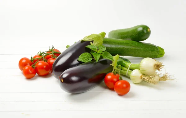Melanzane fresche, pomodori, zucchine e cipollotti — Foto Stock