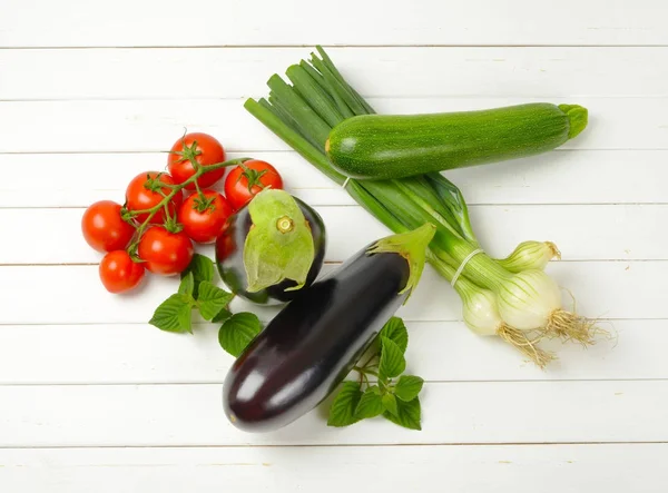 Berinjelas frescas, tomates, abobrinha e cebolinha — Fotografia de Stock
