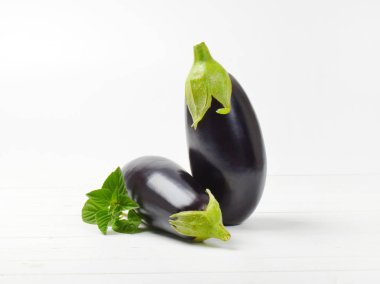 iki taze patlıcan ve adaçayı