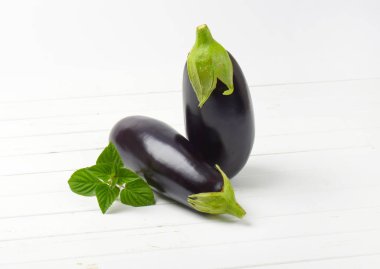 iki taze patlıcan ve adaçayı