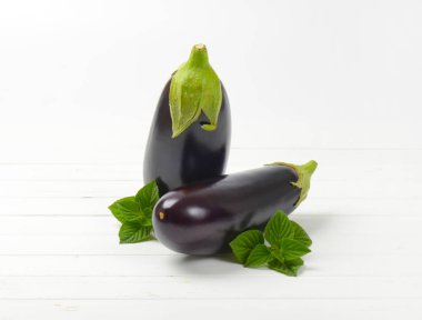 iki taze patlıcan ve adaçayı