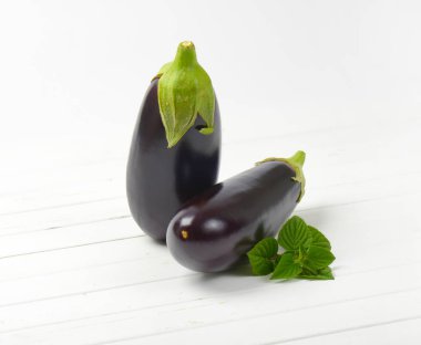 iki taze patlıcan ve adaçayı