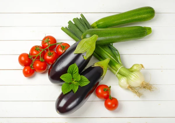 Fresh eggplants, tomatoes, zucchini and spring onion — Stock Photo, Image