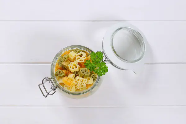 Gekleurde pasta gekookt — Stockfoto