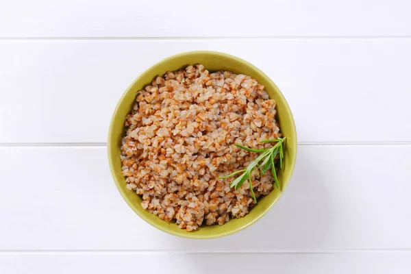 Schüssel mit gekochtem Buchweizen — Stockfoto