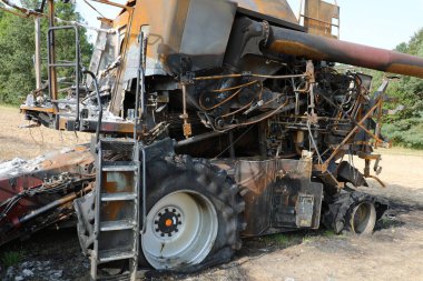 Yangın tarafından tahrip hasat birleştirmek