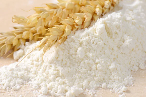 Wheat flour and wheat ears — Stock Photo, Image