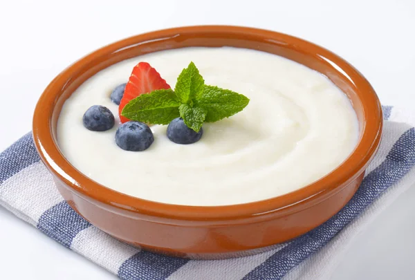 Bowl of semolina pudding with fruit — Stock Photo, Image