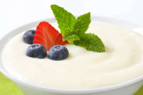 Bowl of semolina pudding with fruit — Stock Photo, Image