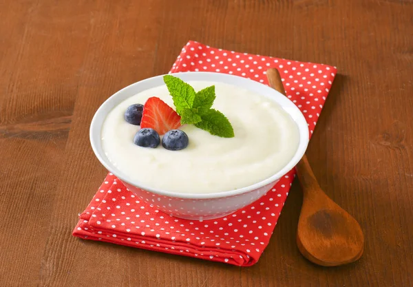 Bowl of semolina pudding with fruit — Stock Photo, Image