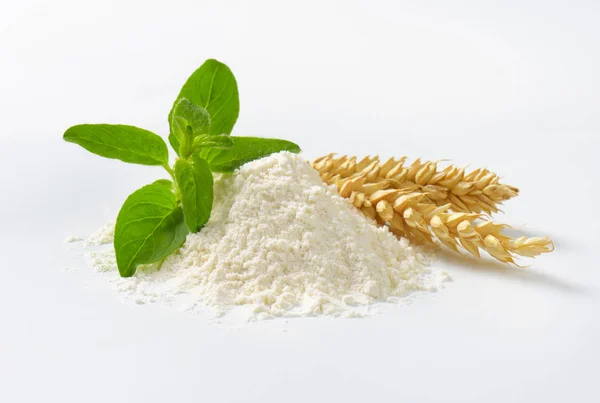 Купка пшеничного борошна — стокове фото