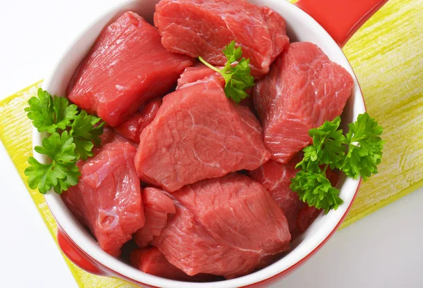 Carni bovine crude tagliate a cubetti — Foto Stock