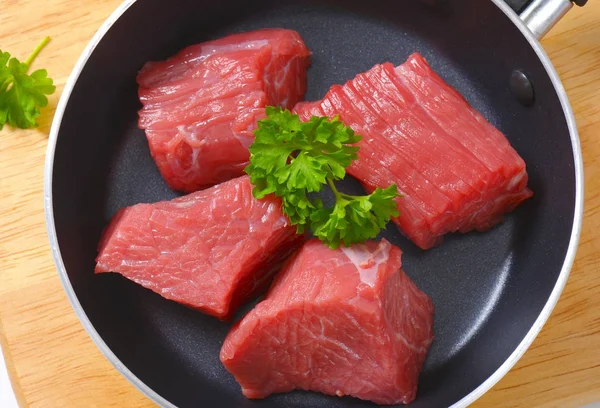 Roh gewürfeltes Rindfleisch — Stockfoto