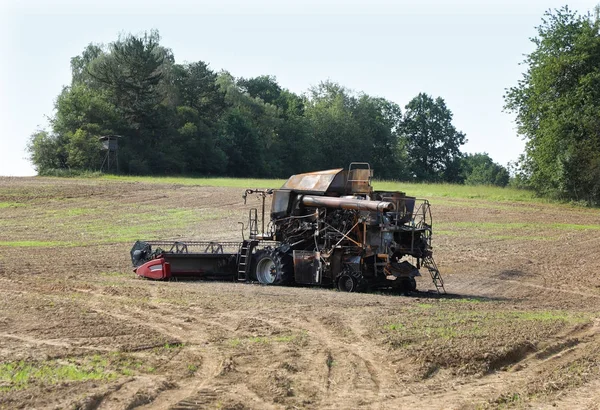 Combine harvester destroyed by fire — Stock Photo, Image