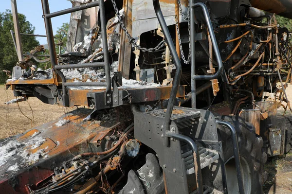 Combine colheitadeira destruída pelo fogo — Fotografia de Stock