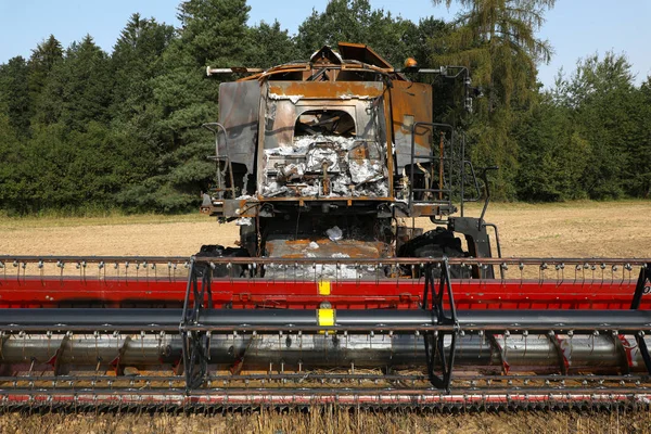 Combine harvester destroyed by fire — Stock Photo, Image