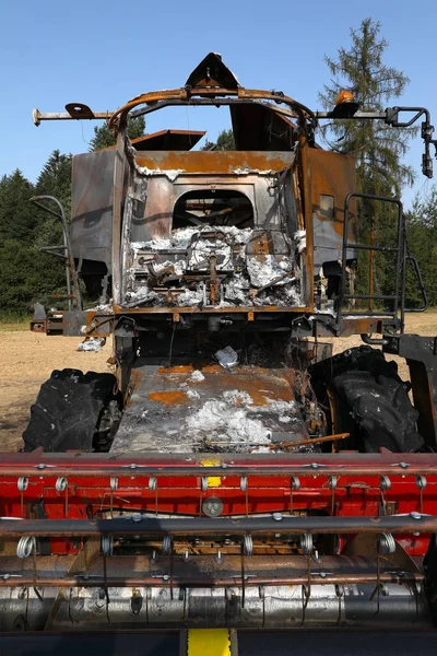 Combine harvester destroyed by fire — Stock Photo, Image