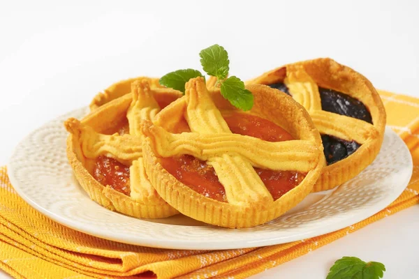 Tartes à l'abricot et à la confiture de prunes — Photo