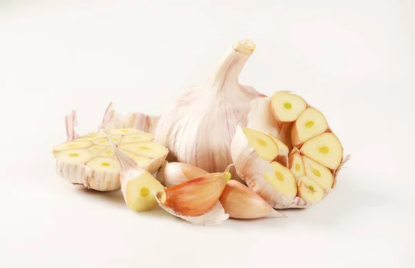 大蒜的球茎和丁香 — 图库照片