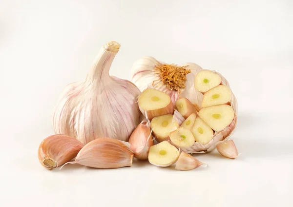 Bulbs and cloves of garlic — Stock Photo, Image