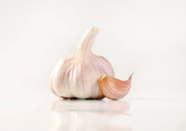 Bulbo e spicchio d'aglio — Foto Stock