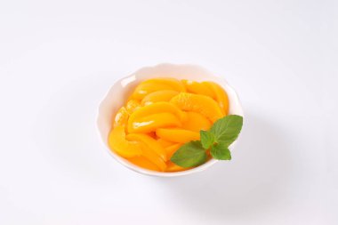 Soyulmuş ve dilimlenmiş şeftali