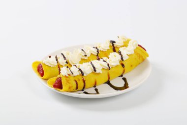 çilek ve krema ile ince krep