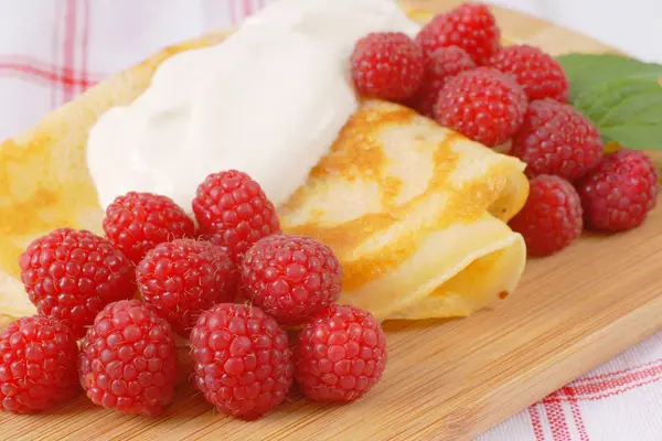 Crepes with fresh raspberries and cream — Stock Photo, Image