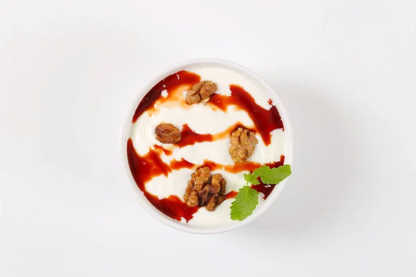 Йогурт с грецкими орехами и шоколадом — стоковое фото