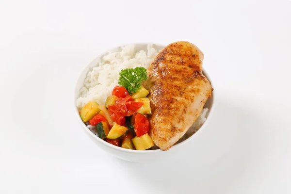쌀과 야채와 함께 터키 유 방 등심 — 스톡 사진