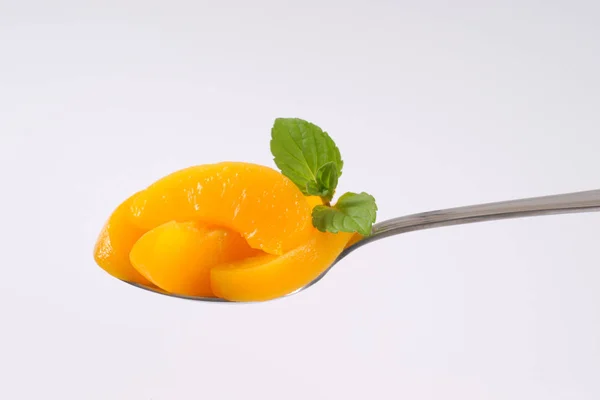 Skalade och skivade persikor — Stockfoto