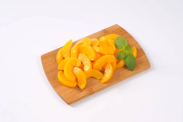 Pfirsiche geschält und in Scheiben geschnitten — Stockfoto