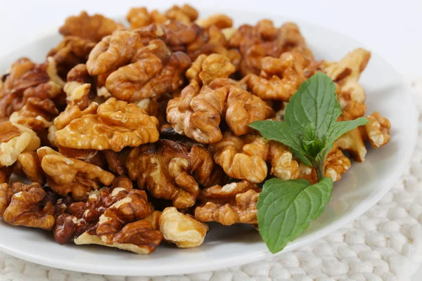 Plato de nueces peladas — Foto de Stock