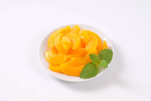 Gepelde en gesneden perziken — Stockfoto